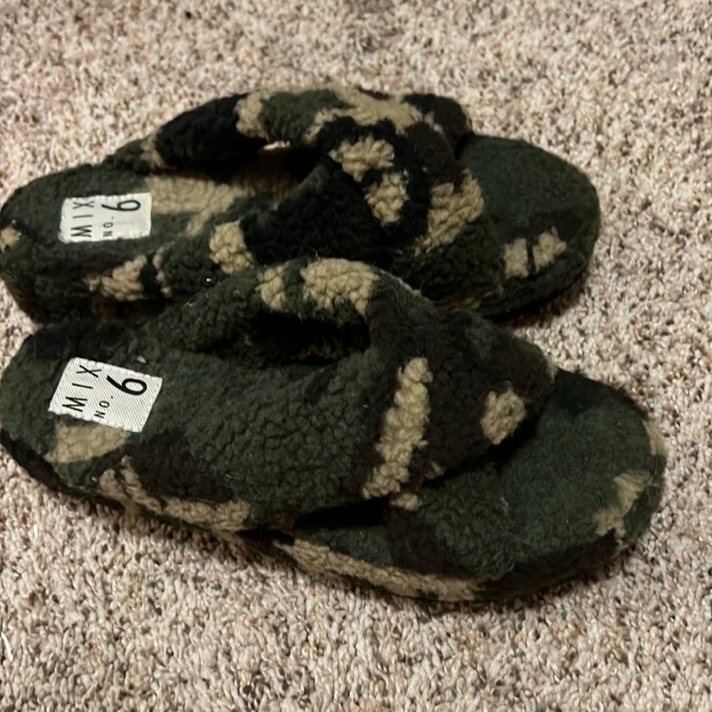 Women’s size 9 slippers